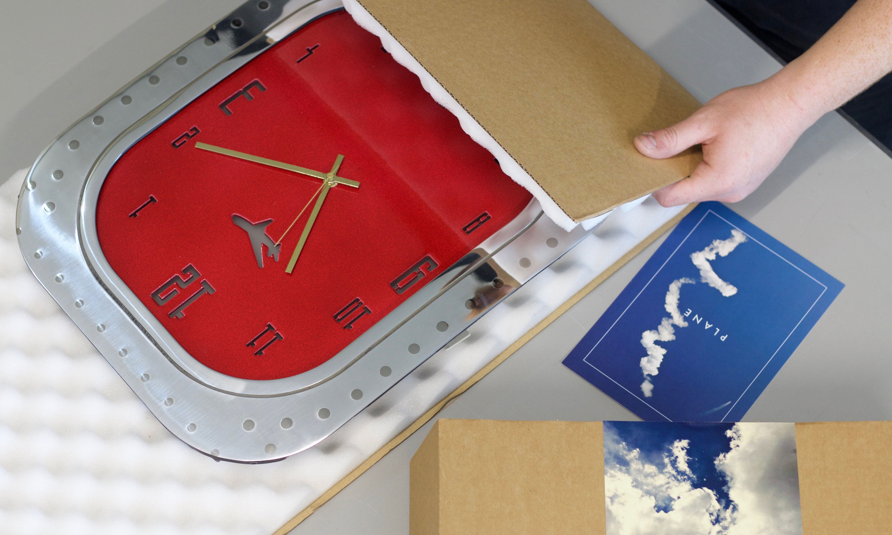 BOEING 747 WINDOW CLOCK - RED - Plane Industries